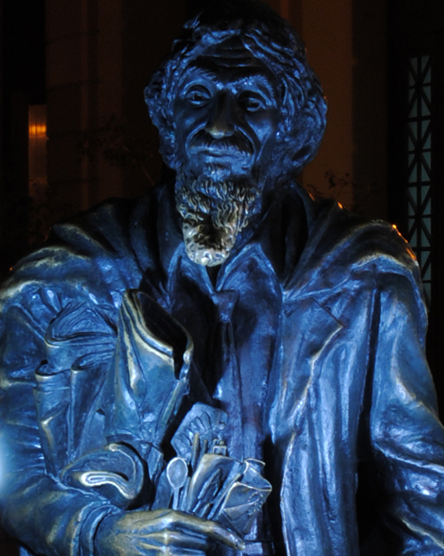 Estatua de bronce del Caballero de Paris Basílica menor San Francisco de Asis